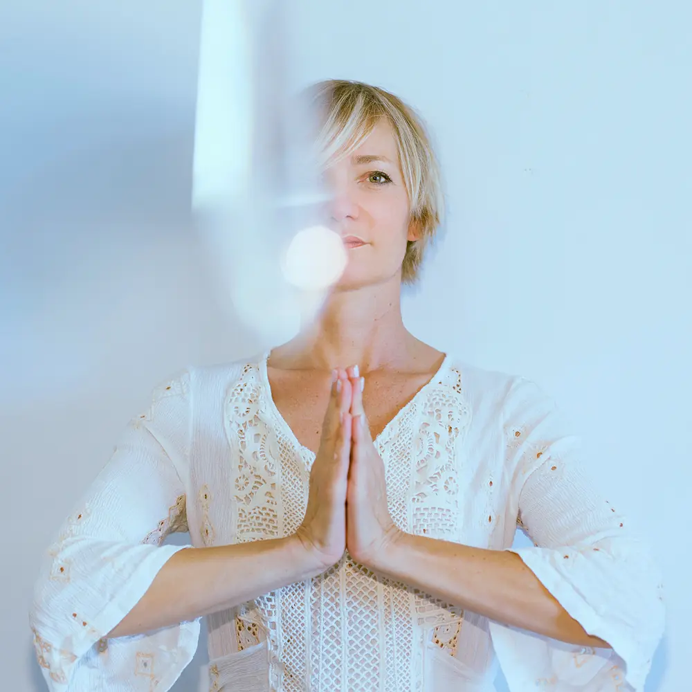 Emmanuelle Mousset, mains jointes, avant une séance de Reiki