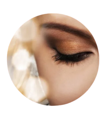 Gros plan sur un maquillage des yeux aux teintes chaudes