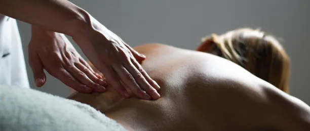 Massage du dos relaxant en cabinet