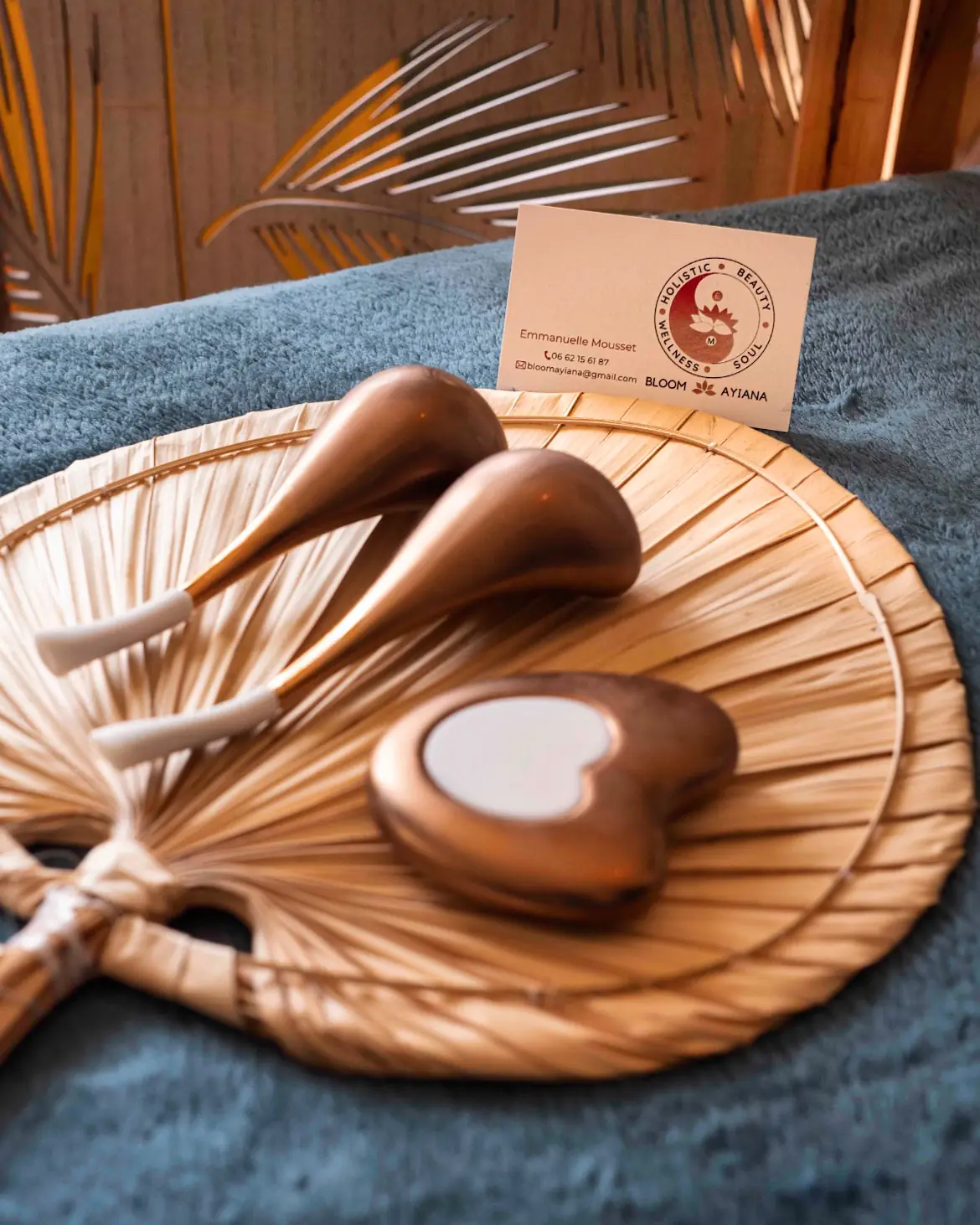Gua Sha et rouleaux de jade posés sur un plateau