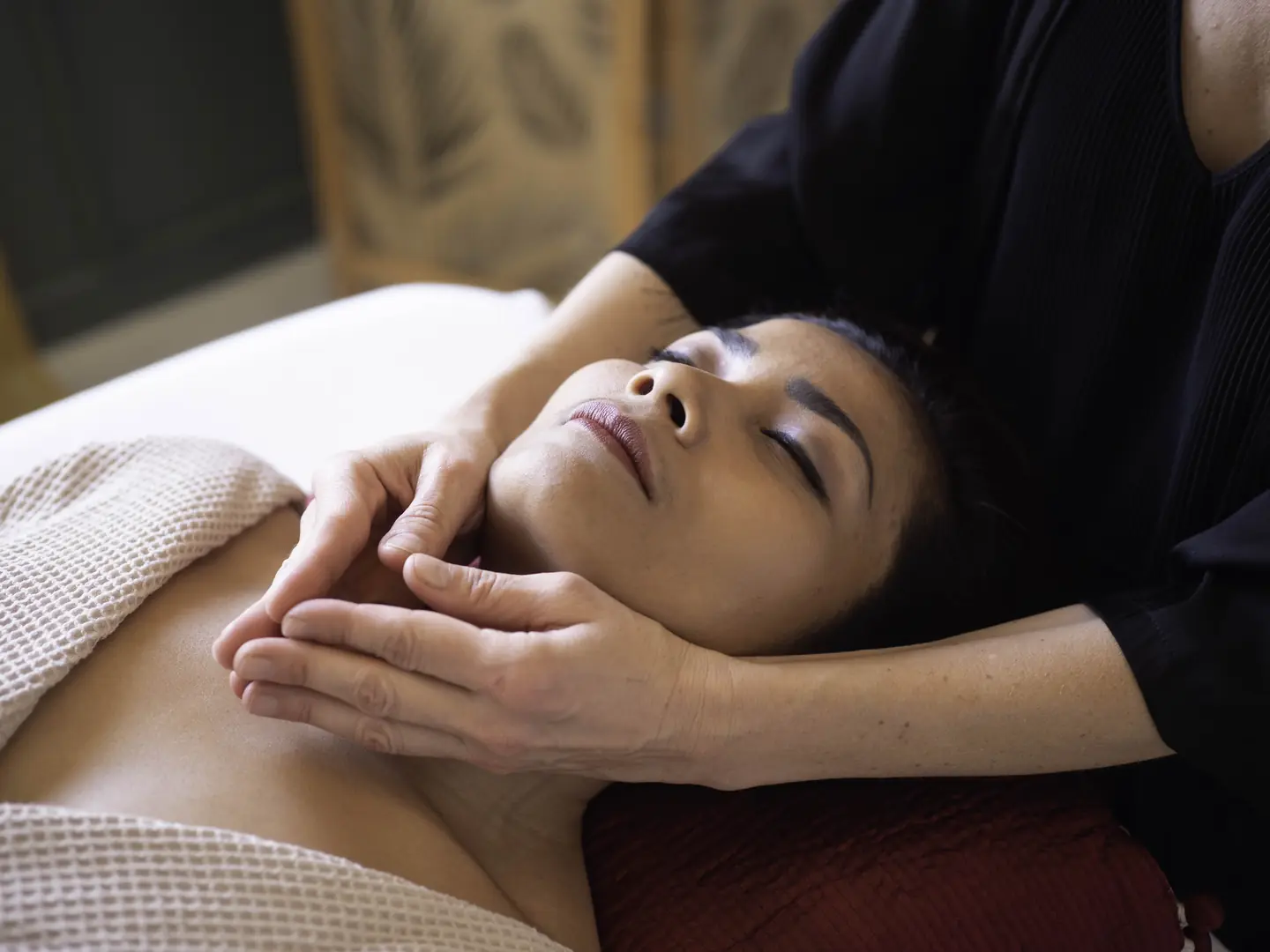 Un soin du visage en cours au cabinet Bloom Ayiana, au Cannet