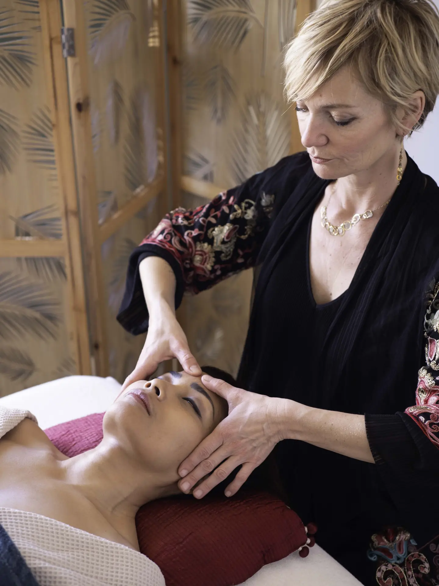 Emmanuelle Mousset pratiquant un massage Kobido du visage dans son cabinet du Cannet