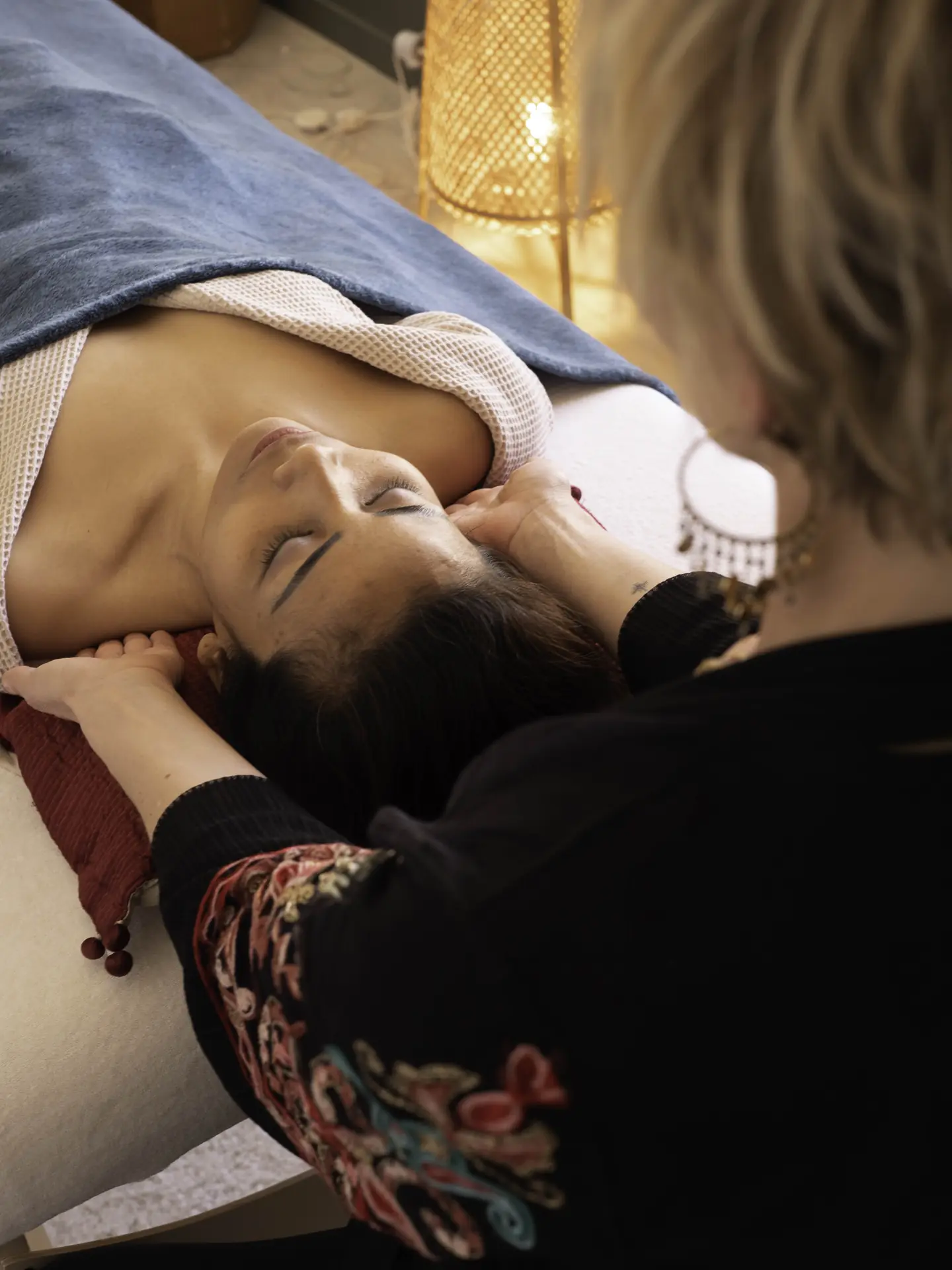 Démonstration de modelage du visage lors d'une formation Kobido